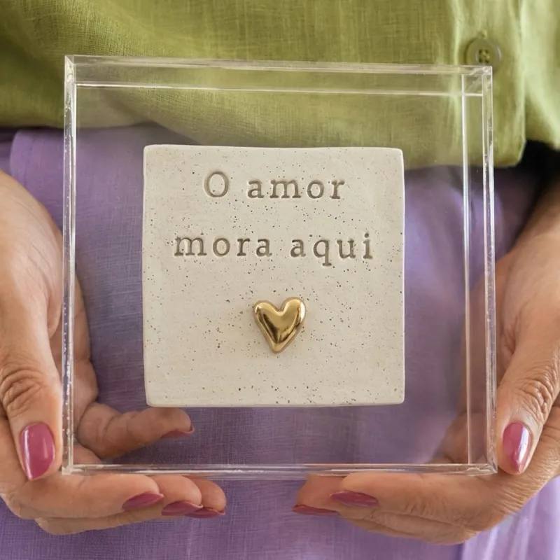Quadro de Acrílico com Placa de Cerâmica “ O amor mora aqui “